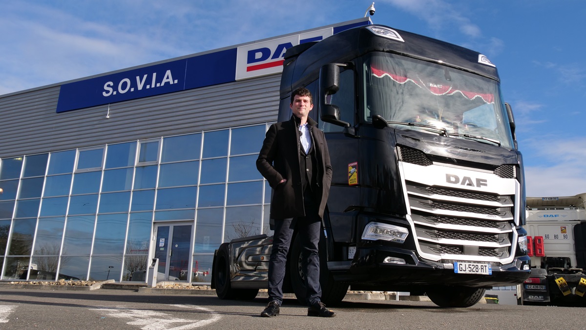 Alexandre MESTRALETTI Gérant Sud Ouest Transferts à côté de son DAF XF à la concession DAF SOVIA à Bordeaux 