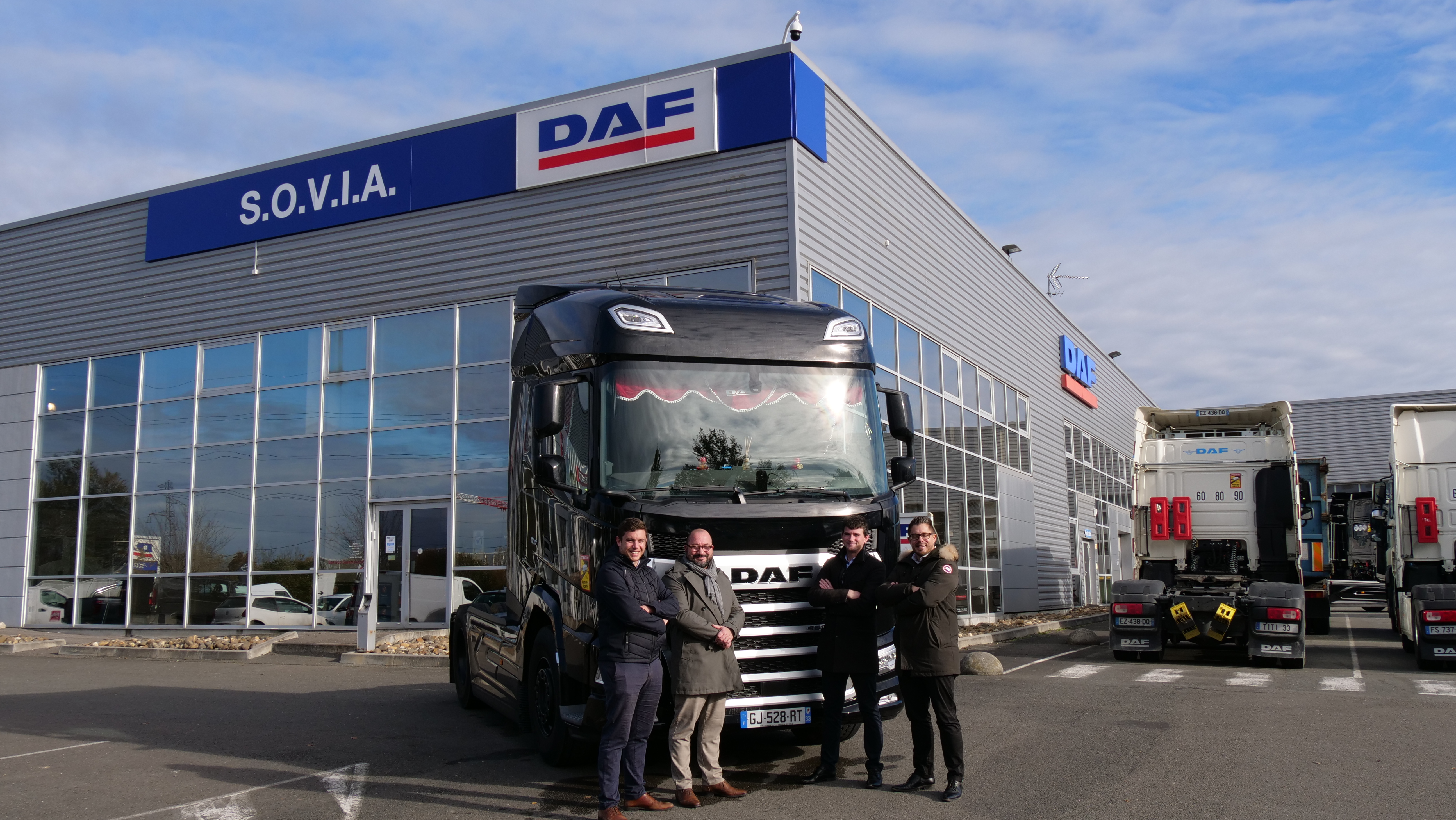 de gauche à droite Loic Lacarriere, vendeur VN DAF SOVIA, Nicolas RIQUELME Responsable Régional des Ventes VN DAF Trucks France, Alexandre MESTRALETTI Gérant Sud Ouest Transferts, et Guillaume Lebrun Vendeur VN DAF SOVIA.