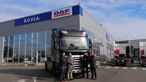 de gauche à droite Loic Lacarriere, vendeur VN DAF SOVIA, Nicolas RIQUELME Responsable Régional des Ventes VN DAF Trucks France, Alexandre MESTRALETTI Gérant Sud Ouest Transferts, et Guillaume Lebrun Vendeur VN DAF SOVIA.