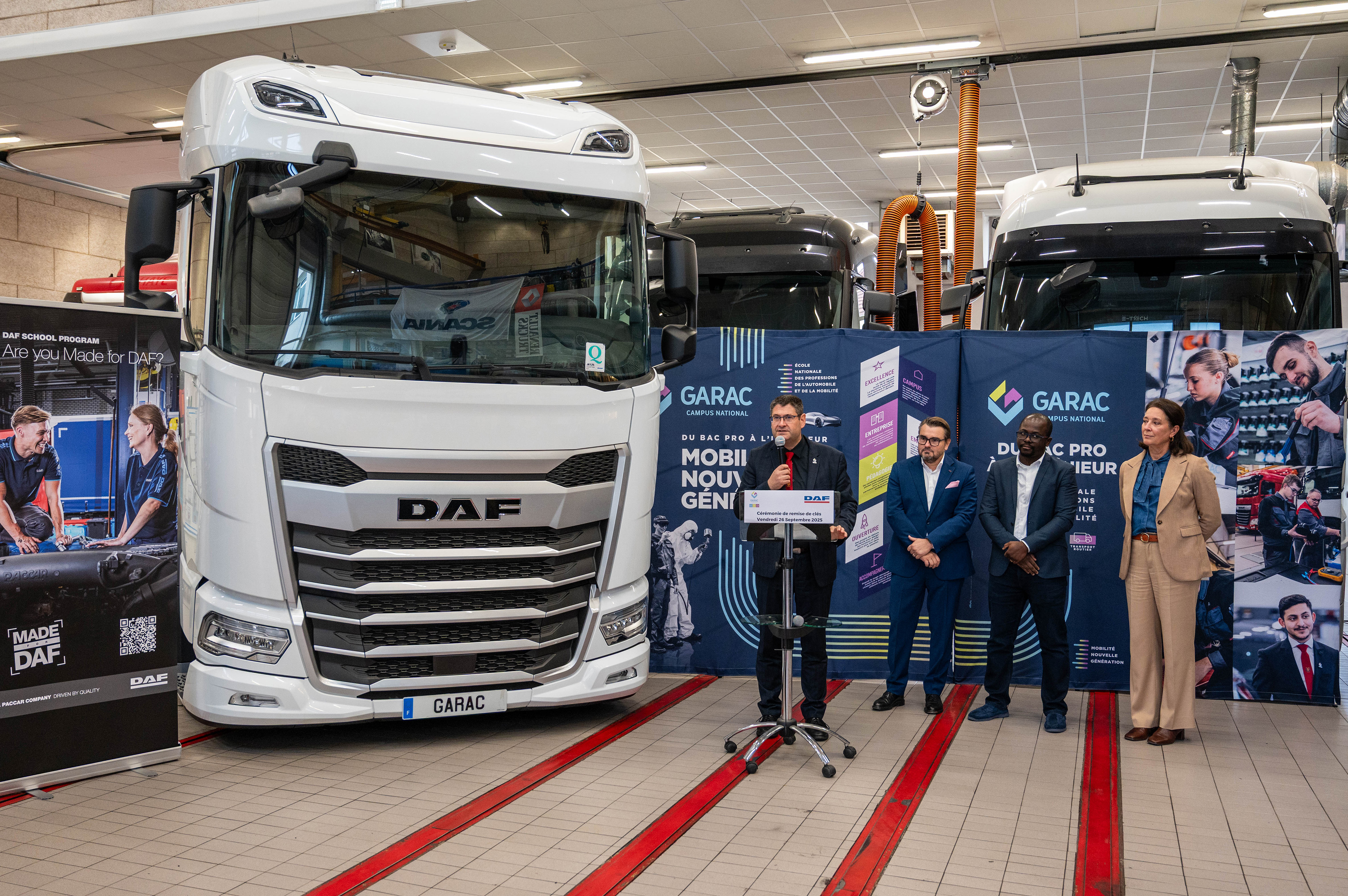Remise-de-cl-au-GARAC-dun-DAF-XG-par-DAF-Trucks-France