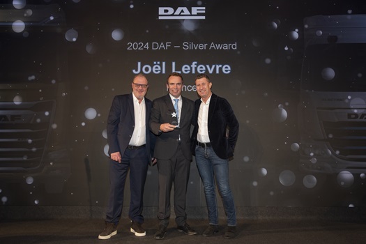 Bart Bosmans Directeur Ventes et Marketing de DAF Trucks remet Fabrice et Alexis Lefevre le trophe