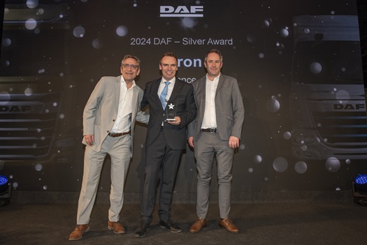 Bart Bosmans Directeur Ventes et Marketing de DAF Trucks remet Jacques et Franck Ciron le trophe In