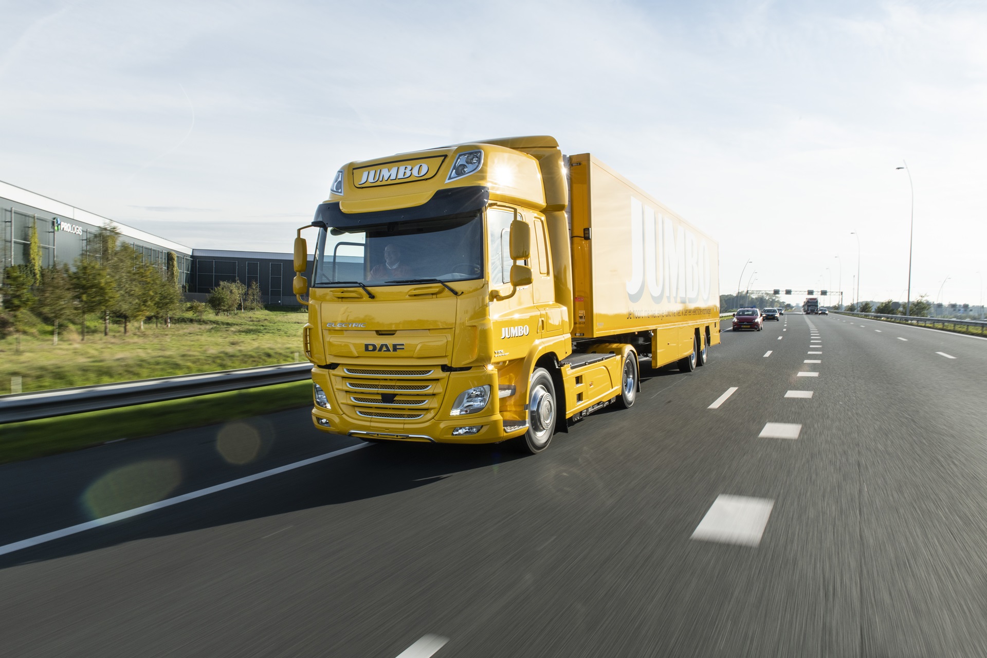 Jumbo takes delivery of first DAF CF Electric